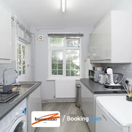 Two Bedroom Apartment By Buonomo Stays Short Lets & Serviced Accommodation With Balcony London Exterior photo