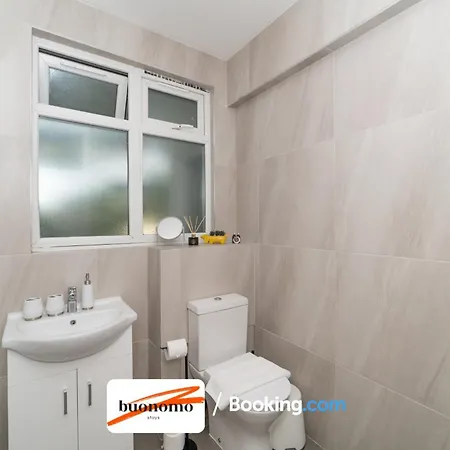 Two Bedroom Apartment By Buonomo Stays Short Lets & Serviced Accommodation With Balcony London Exterior photo
