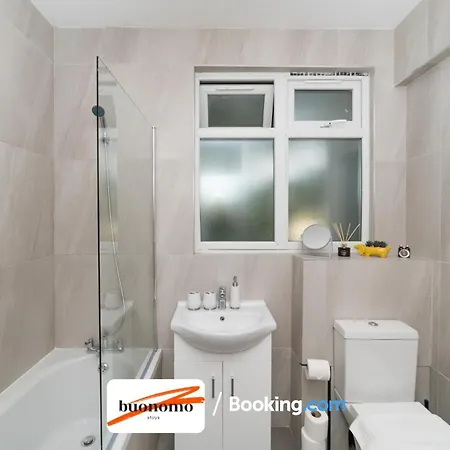 Two Bedroom Apartment By Buonomo Stays Short Lets & Serviced Accommodation With Balcony London Exterior photo