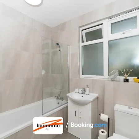 Two Bedroom Apartment By Buonomo Stays Short Lets & Serviced Accommodation With Balcony London Exterior photo