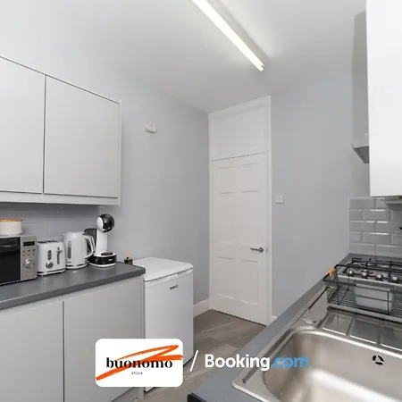 Two Bedroom Apartment By Buonomo Stays Short Lets & Serviced Accommodation With Balcony London Exterior photo