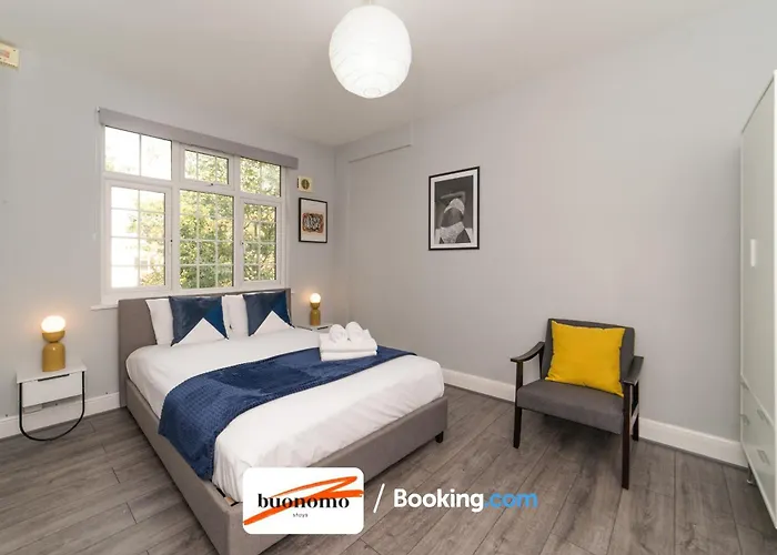 Two Bedroom Apartment By Buonomo Stays Short Lets & Serviced Accommodation With Balcony